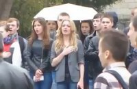 Севастопольские студенты покинули плац во время поднятия флага России 