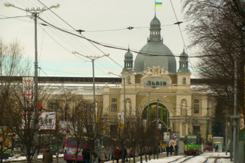 Около железнодорожного вокзала Львова зарезали мужчину