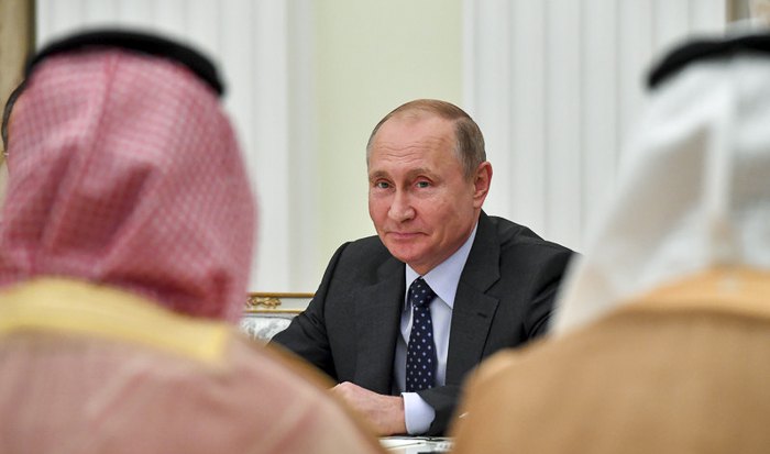 Владимир Путин во время встречи с наследным принцем Саудовской Аравии Мухаммедом ибн Салманом в Кремле , Москва, 14 июня 2018.