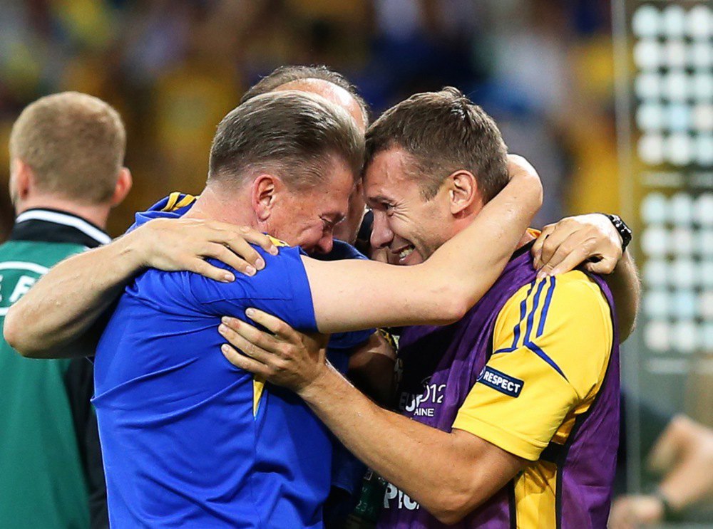 Олег Блохін й Андрій Шевченко обіймаються після перемоги України над Швецією.