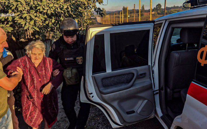 Рятувальники евакуювали з Куп'янщини двох людей