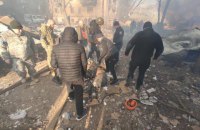 Оккупанты обстреляли жилой квартал в Подольском районе. Один человек погиб, из 19 пострадавших – 4 детей (обновлено)