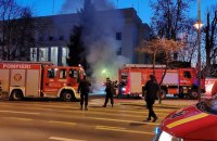 У Бухаресті автомобіль врізався у ворота посольства РФ і загорівся