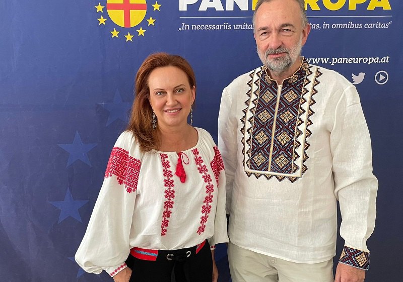 Карл фон Габсбурґ, глава Дому Габсбурґ-Лотаринзьких та Олександра Саєнко, продюсерка проєкту «Вишиваний. Король України»