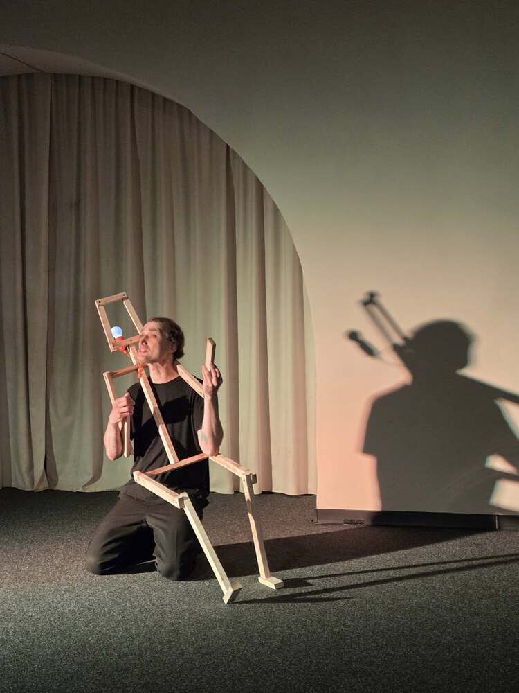 актор Євген Баль у моновиставі за "Фаустом"