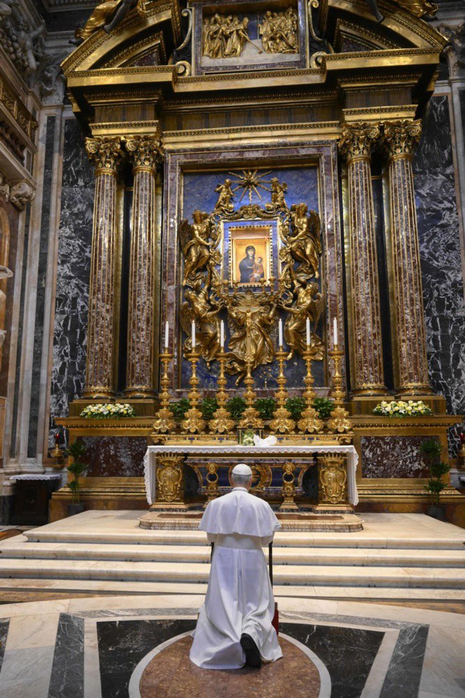 Папа Лев XIV молиться біля могили Папи Франциска в базиліці Санта-Марія-Маджоре в Римі, 10 травня 2025 року.