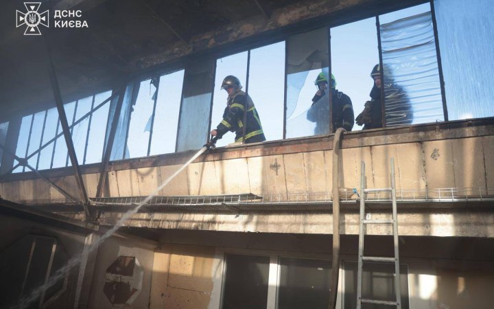 У Києві внаслідок влучання російського дрона горіла офісно-складська будівля