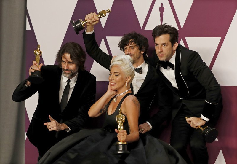 Леди Гага , Эндрю Уайетт, Энтони Россомандо и Марк Ронсон с наградой на Лучшую песню: "Shallow" Леди Гаги, "Звезда родилась".