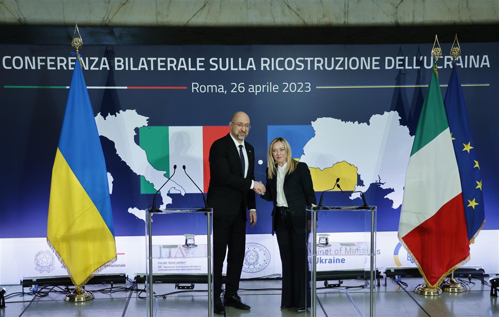Прем’єр-міністр України Денис Шмигаль і прем’єр-міністр Італії Джорджа Мелоні під час Конференції з відновлення України в Римі, 26 квітня 2023 року.
