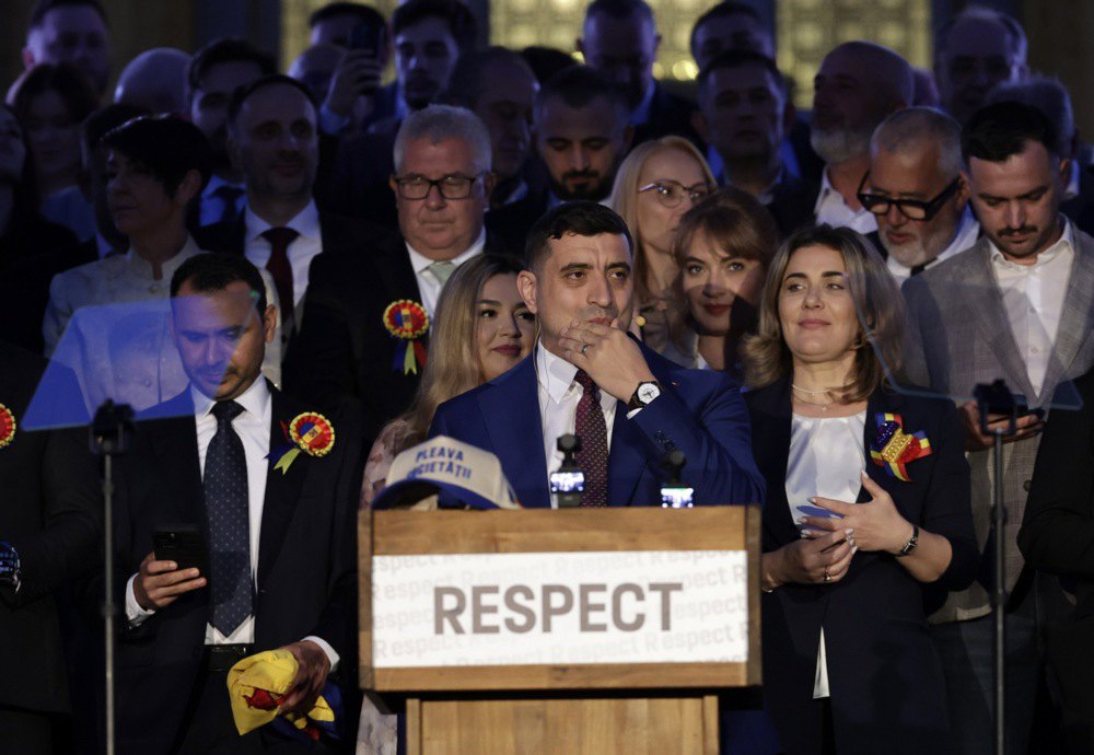 Джордже Сіміон виступає з промовою перед оголошенням результатів екзитполу другого туру президентських виборів в Бухаресті, 18
травня 2025 року.