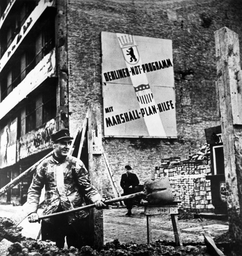 Строители в Западном Берлине работают над проектом, финансируемым ‘Планом Маршалла’, 1952 год.
