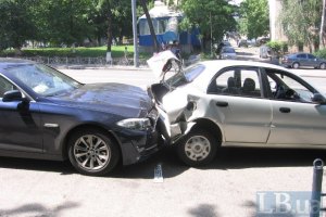 В Киеве столкнулись три автомобиля, есть пострадавшие