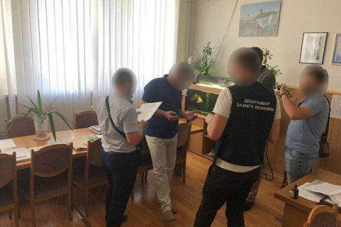 ​Проректор одесского вуза за взятку "сдавал" отдыхающим здание с причалом
