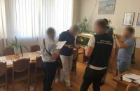 ​Проректор одесского вуза за взятку "сдавал" отдыхающим здание с причалом