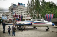 На центральну площу Донецька привезли літак у кольорах "ДНР"