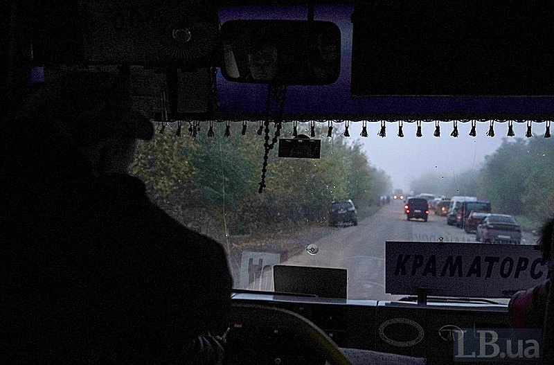 Утром автобус забирает детей из села Зайцево и Майорска и отвозит в школы в Бахмуте и селе Опытное. На дорогу через блокпосты
уходит полтора-два часа. После уроков дети возвращаются домой, в основном, в четыре вечера – когда уже темнеет. 