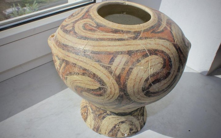 Митники передали до музею стародавню трипільську вазу, яку намагалися вивезти до Швейцарії
