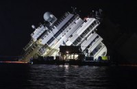 В Италии подняли со дна моря лайнер "Коста Конкордия"
