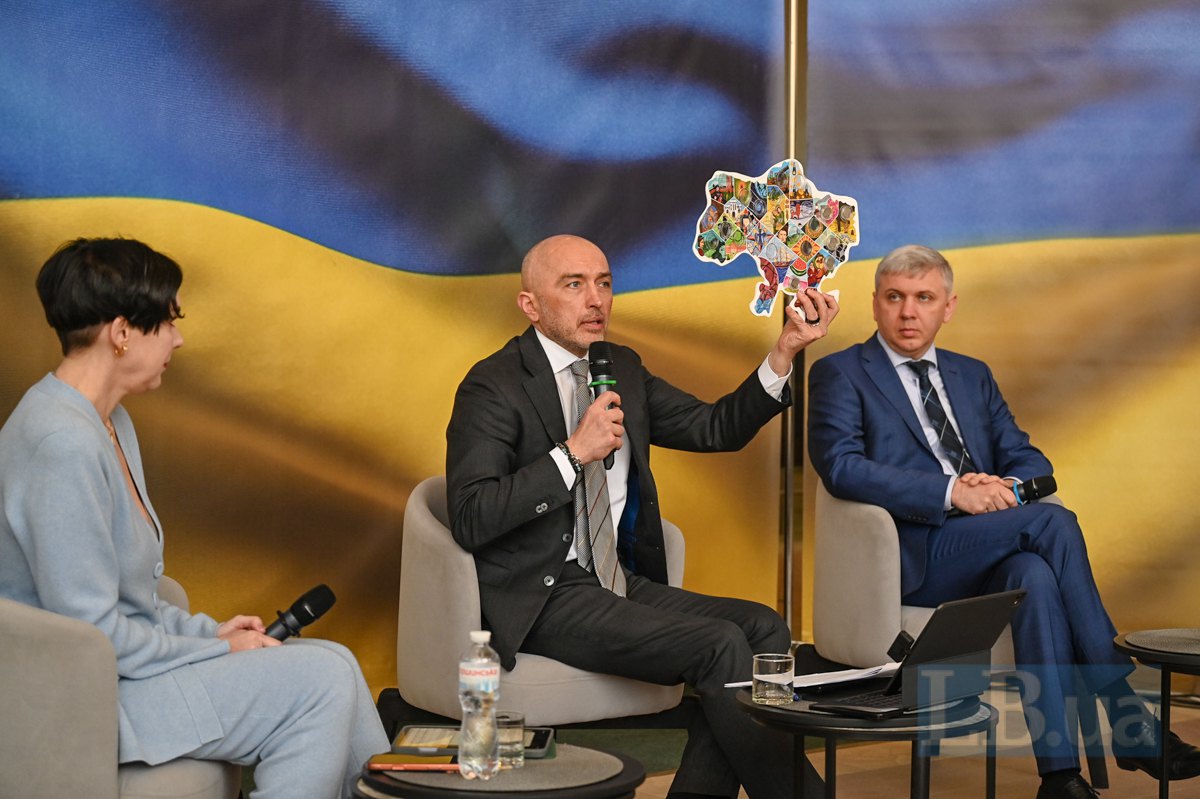 Шеф-редакторка LB.ua Cоня Кошкіна, голова НБУ Андрій Пишний і директор Банкнотно-монетного двору НБУ Володимир Баглай