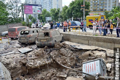 В Голосеевском районе Киева из-за прорыва трубы повреждены здания и автомобили