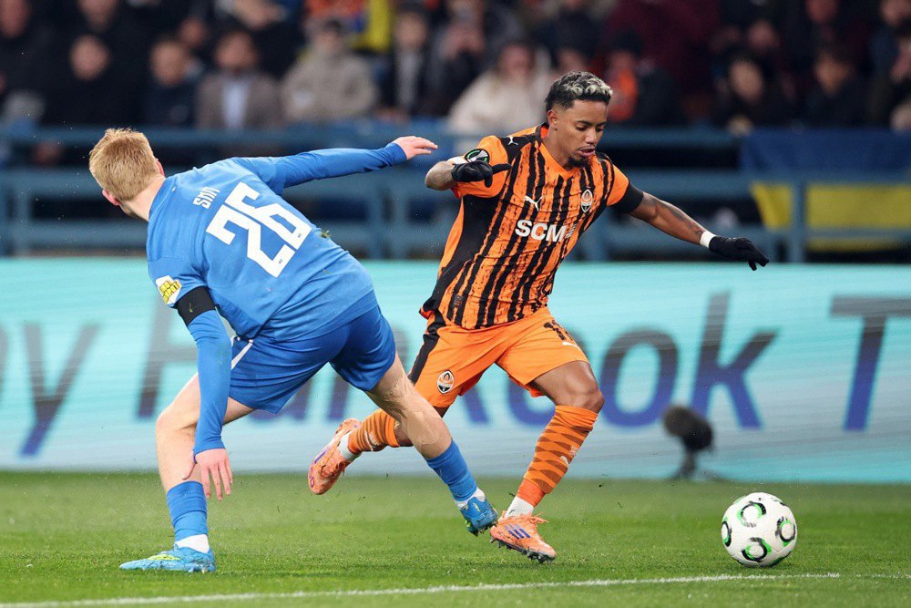 Невертон обігрує суперників