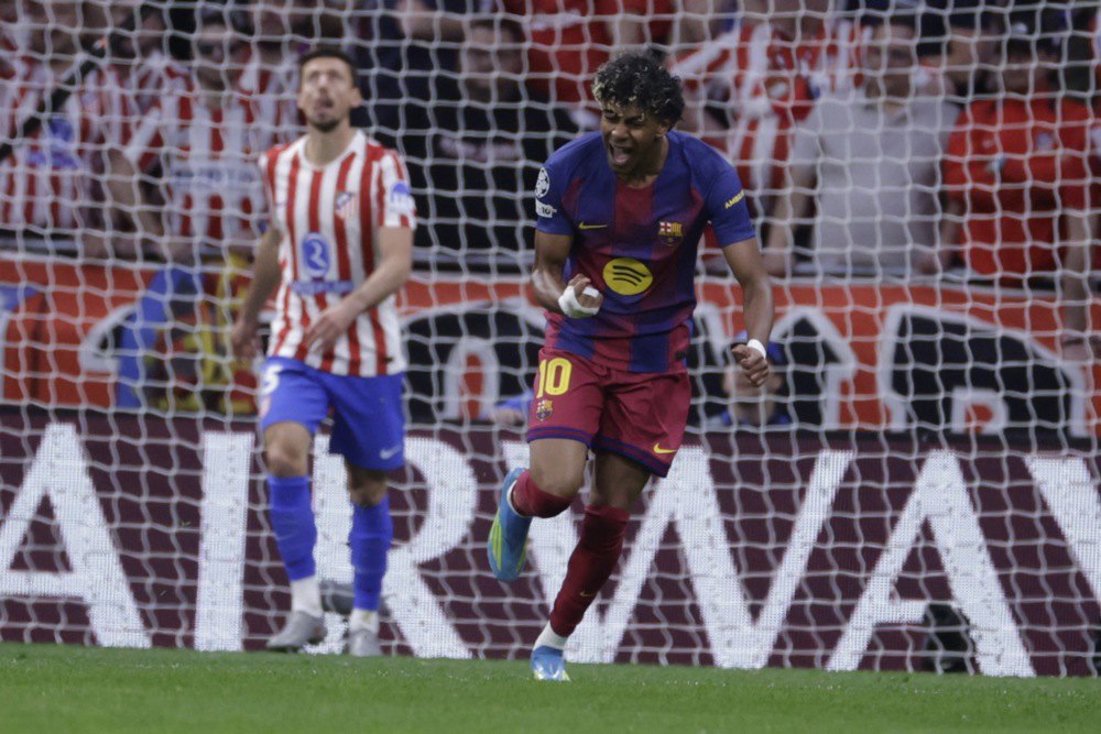 Ямаль святкує гол на тлі Лангле