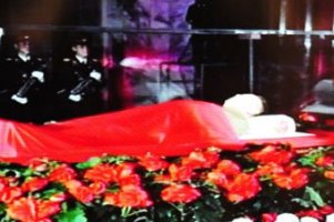 Телевидение КНДР показало тело Ким Чен Ира в стеклянном гробу