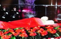 Телевидение КНДР показало тело Ким Чен Ира в стеклянном гробу