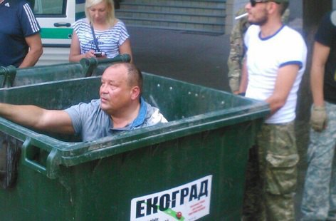 Депутата Одесского горсовета бросили в мусорный бак