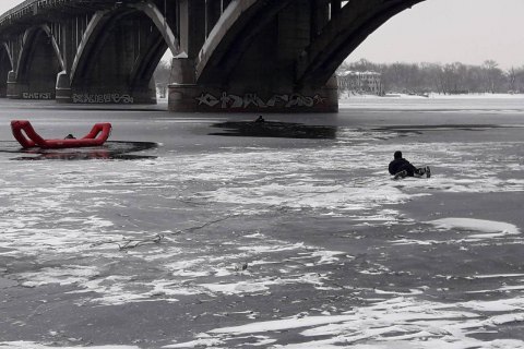 Киевские спасатели достали из-подо льда рыбака и двух полицейских