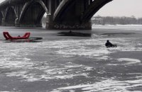 Киевские спасатели достали из-подо льда рыбака и двух полицейских