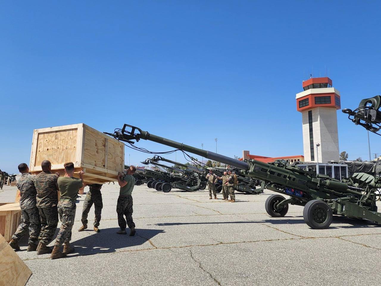 Військовослужбовці Повітряних Сил США на базі повітряного резерву ‘Марш’ вантажать військову допомогу для відправки в Україну.