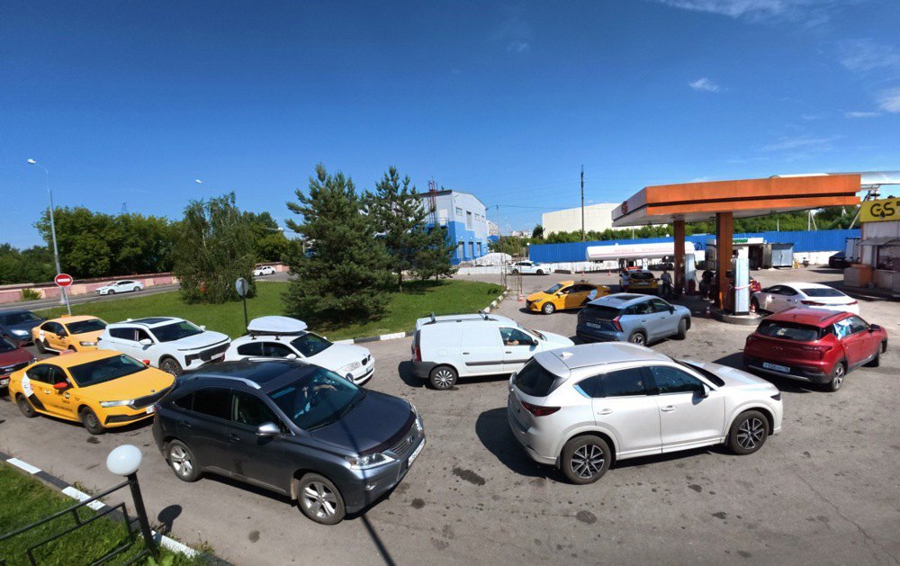 Черга на автозаправці «Нефтьмагістраль» у Москві (Росія), 2 липня 2026 року.