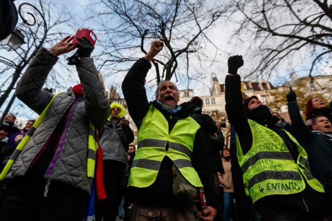 "Жовті жилети" в Парижі знову влаштували сутички з поліцією
