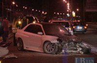На Московском мосту в Киеве автомобиль снес отбойник