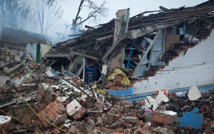 Росіяни скинули авіабомбу на магазин у Сумській області, є загиблі