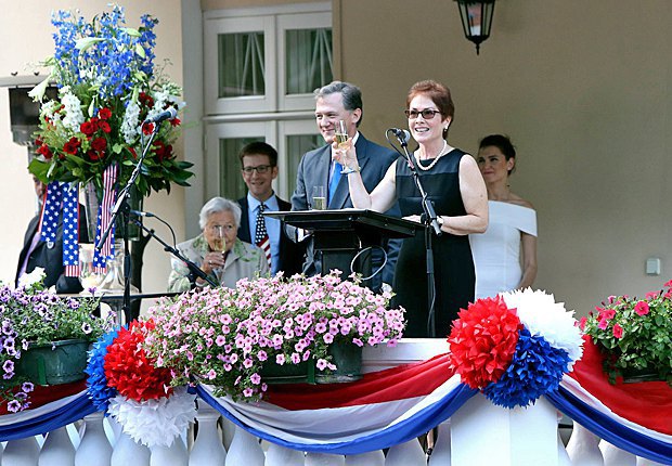 Мари Йованович во время празднования Дня независимости США в посольстве США в Украине