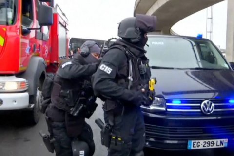 Поліцейські застрелили чоловіка, який відібрав зброю у військового в аеропорту Парижа (оновлено)