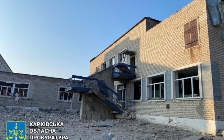 В Ізюмі внаслідок нічної атаки росіян пошкоджено гімназію. Охоронець дістав поранення