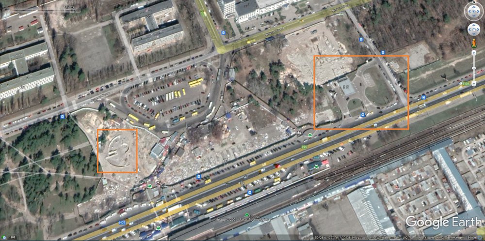 Супутниковий знімок з Google Earth станом на квітень 2019-го. ТЦ «Зелена лінія» вже знесений до фундаменту (зліва), а заправка ще стоїть (справа). Але це ненадовго.