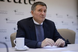 Аваков сдал пост коменданта Майдана Парубию