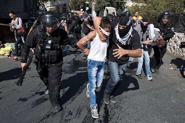 Израильская полиция задерживает бного палестинца после столкновений в восточном районе Иерусалима Вади-эль-Джоз