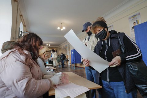 ​На Житомирщині розслідують можливі фальсифікації на виборчій дільниці з явкою 98%