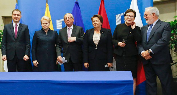 Зліва-направо: Прем'єр-міністр Естонії Тааві Рийвас, президент Литви Даля Грібаускайте, президент Європейської комісії Жан-Клод
Юнкер, прем'єр-міністр Латвії Лаймдота Страуюма і прем'єр-міністр Польщі Копач, комісар ЄС з питань клімату і енергетики Аріас Каньете під час зустрічі саміту ЄС в Брюсселі, Бельгія, 15 жовтня 2015
року.