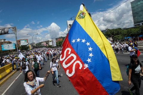 Оппозиция Венесуэлы потребовала полного пересчета голосов после выборов губернаторов