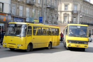 В Киеве мужчину с приступом эпилепсии выкинули из маршрутки на ходу