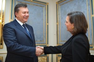 Янукович провел "конструктивный разговор" с Нуланд