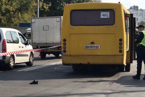 На проспекте Свободы в Киеве маршрутка сбила трех человек на переходе, одна женщина умерла (обновлено)