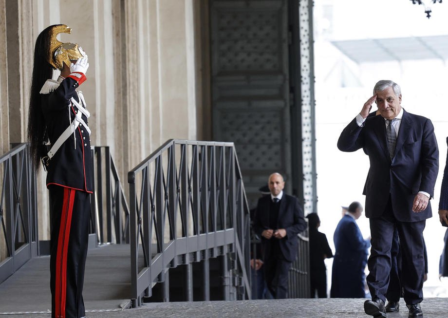 Міністр закордонних справ Італії Антоніо Таяні (справа) прибуває на церемонію присяги нового італійського уряду в Квіринальському палаці в Римі, Італія, 22 жовтня 2022 року.