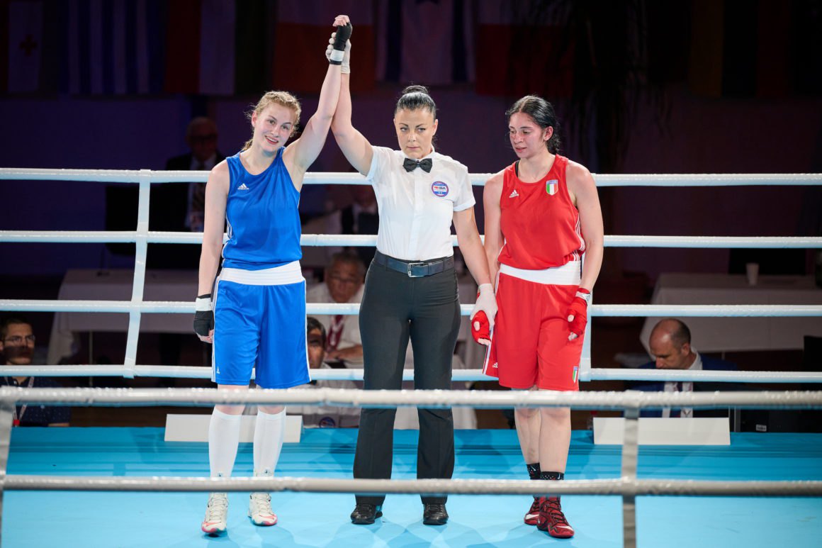 Анастасія Таран (ліворуч)